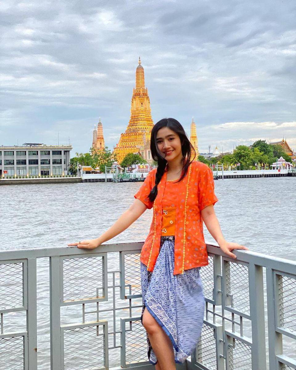 ide gaya berkain tradisional ala Febby Rastanty (instagram.com/febbyrastanty)