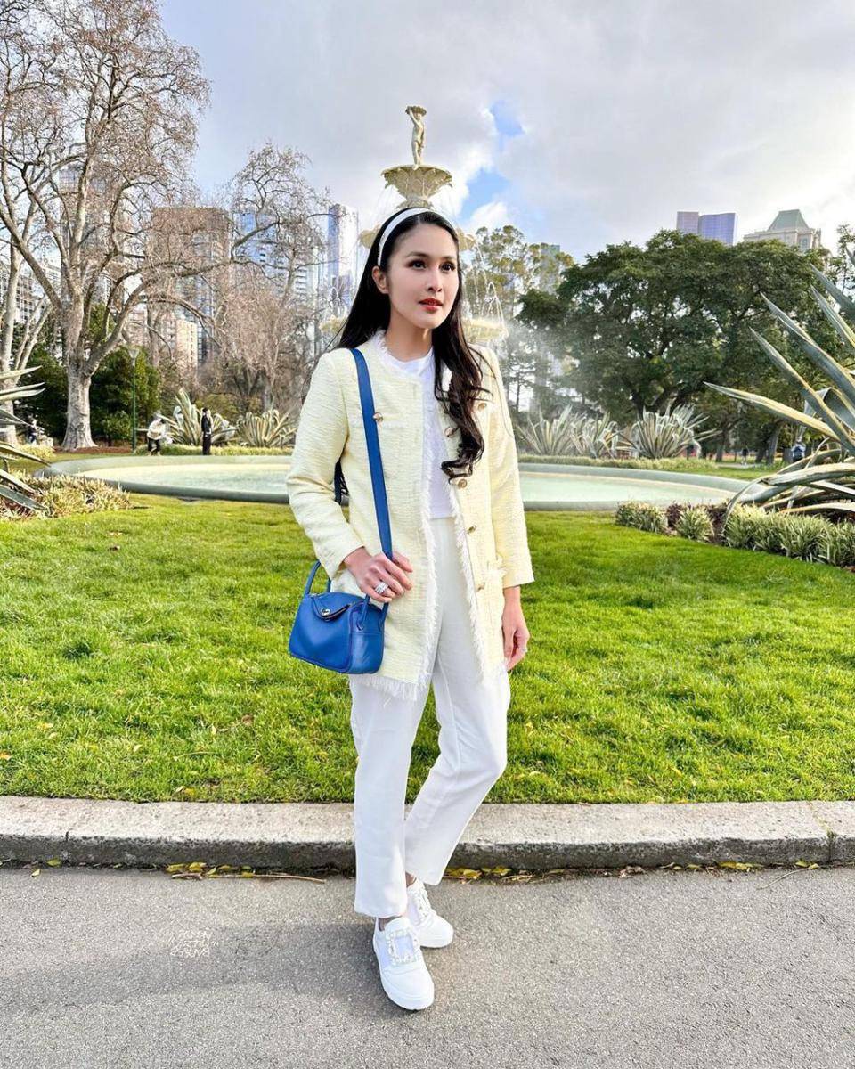 ide gaya Sandra Dewi dengan long jeans (instagram.com/sandradewi88)
