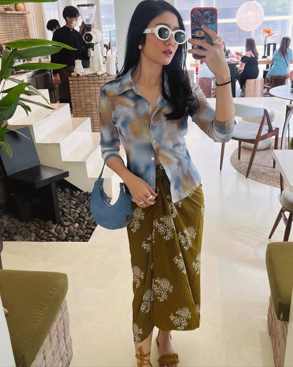 ide gaya berkain tradisional ala Febby Rastanty (instagram.com/febbyrastanty)