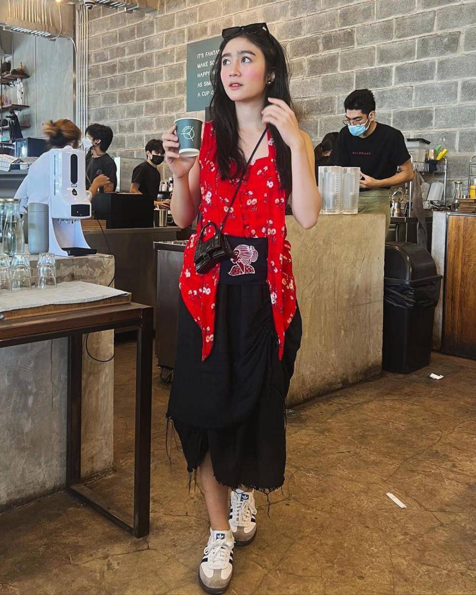 ide gaya berkain tradisional ala Febby Rastanty (instagram.com/febbyrastanty)