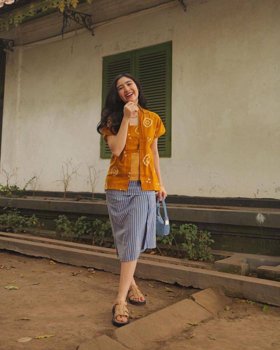 ide gaya berkain tradisional ala Febby Rastanty (instagram.com/febbyrastanty)