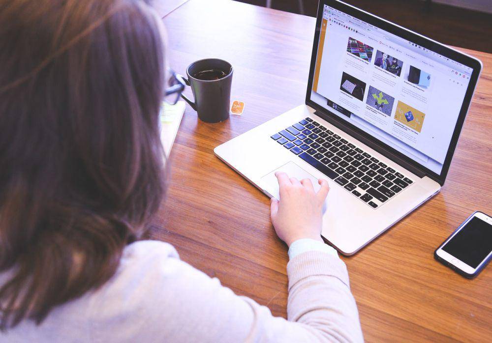 Seorang wanita menggunakan laptop(pixabay.com/StartupStockPhotos)