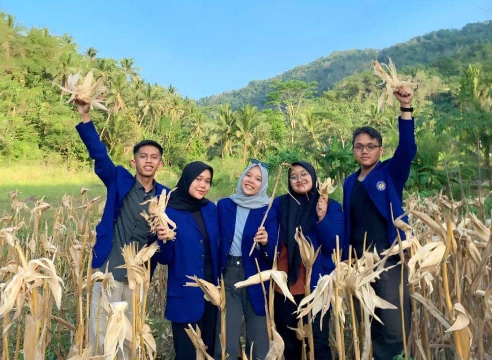 Mahasiswa Universitas Negeri Yogyakarta (UNY), mengubah limbah tongkol jagung menjadi hiasan dinding yang ramah lingkungan (uny.ac.id)