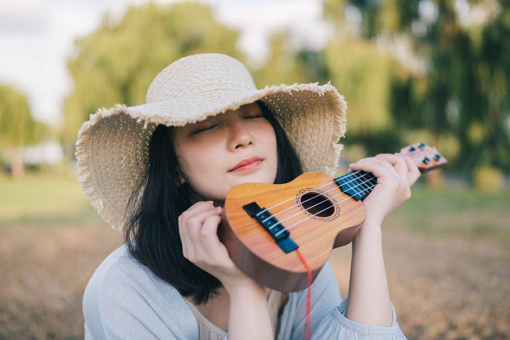 ilustrasi wanita memejamkan mata (unsplash.com/Yiqun Tang)