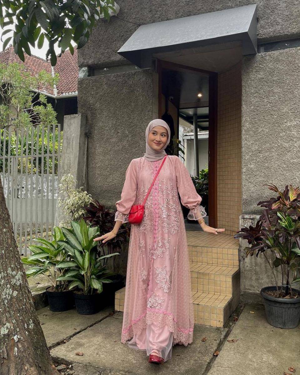 Baju pesta dengan hijab ala Inas Rana Fagastia (instagram.com/inasrana)