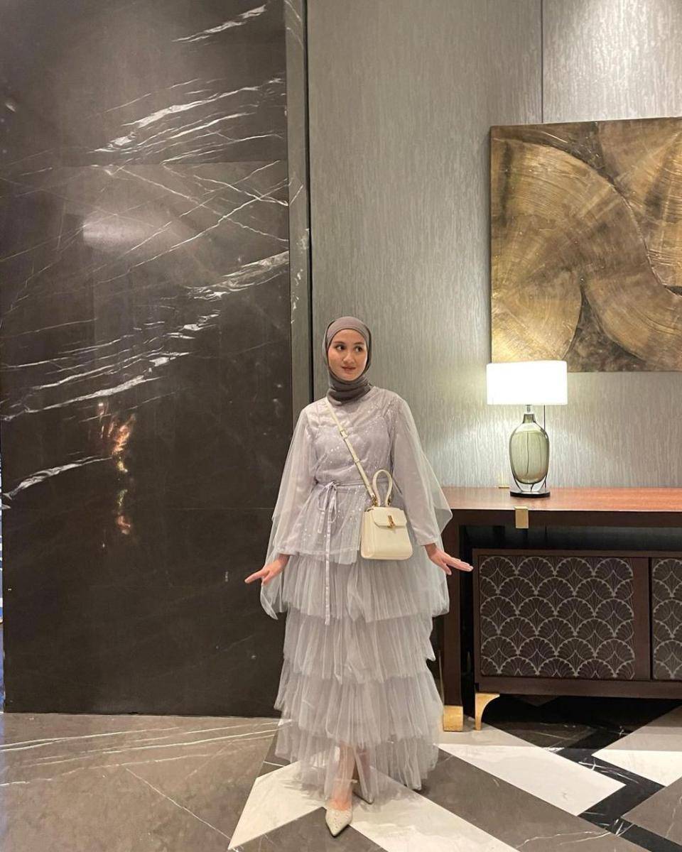 Baju pesta dengan hijab ala Inas Rana Fagastia (instagram.com/inasrana)