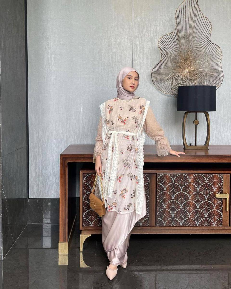 Baju pesta dengan hijab ala Inas Rana Fagastia (instagram.com/inasrana)