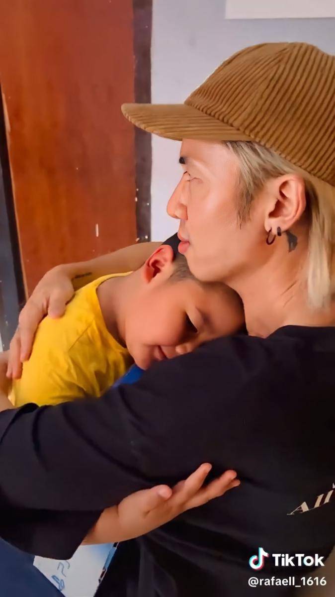 potret kebersamaan Rafael Tan dan keponakannya (tiktok.com/@rafaell_1616)