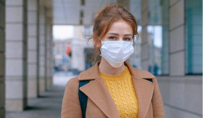 ilustrasi orang memakai masker (pexels.com/Anna Shvets)