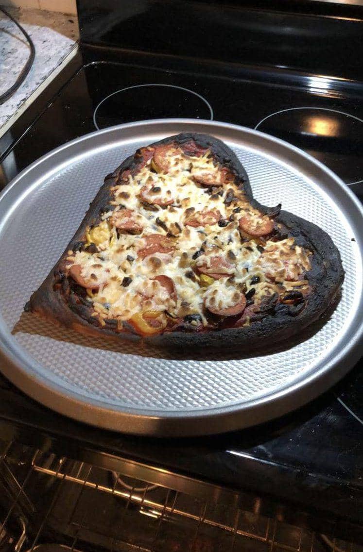 potret kocak piza menyerupai sesuatu (reddit.com/user/splashingsweatsymbol)