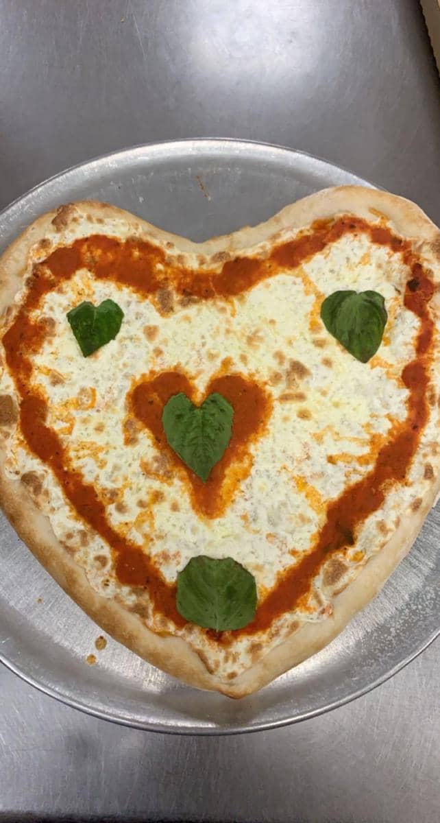 potret kocak piza menyerupai sesuatu (reddit.com/r/PizzaCrimes)