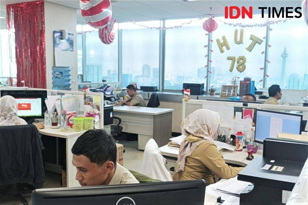 Suasana kerja saat kebijakan WFH hari pertama ASN Pemprov DKI Jakarta di Balai Kota, Senin (21/8/2023). (IDN Times/Dini Suciatiningrum)