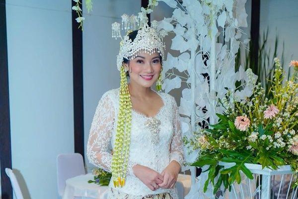 8 Foto Titi Kamal 'Nikah' Lagi, Auranya Masih Bak Pengantin Baru