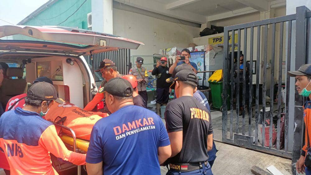 Proses evakuasi mahasiswa UB meninggal di Gunung Arjuno. (Dok. Humas Tahura Raden Soerjo)