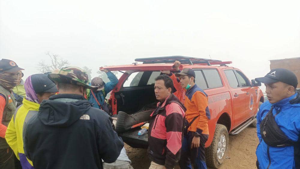 Proses evakuasi mahasiswa UB meninggal di Gunung Arjuno. (Dok. Humas Tahura Raden Soerjo)