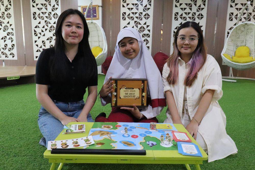 Dua mahasiswa UBAYA buat board game untuk edukasi seksual. (Dok. UBAYA).