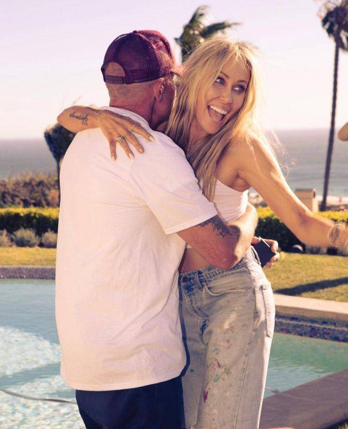 potret mesra ibu Miley Cyrus dan aktor Prison Break (instagram.com/tishcyrus)