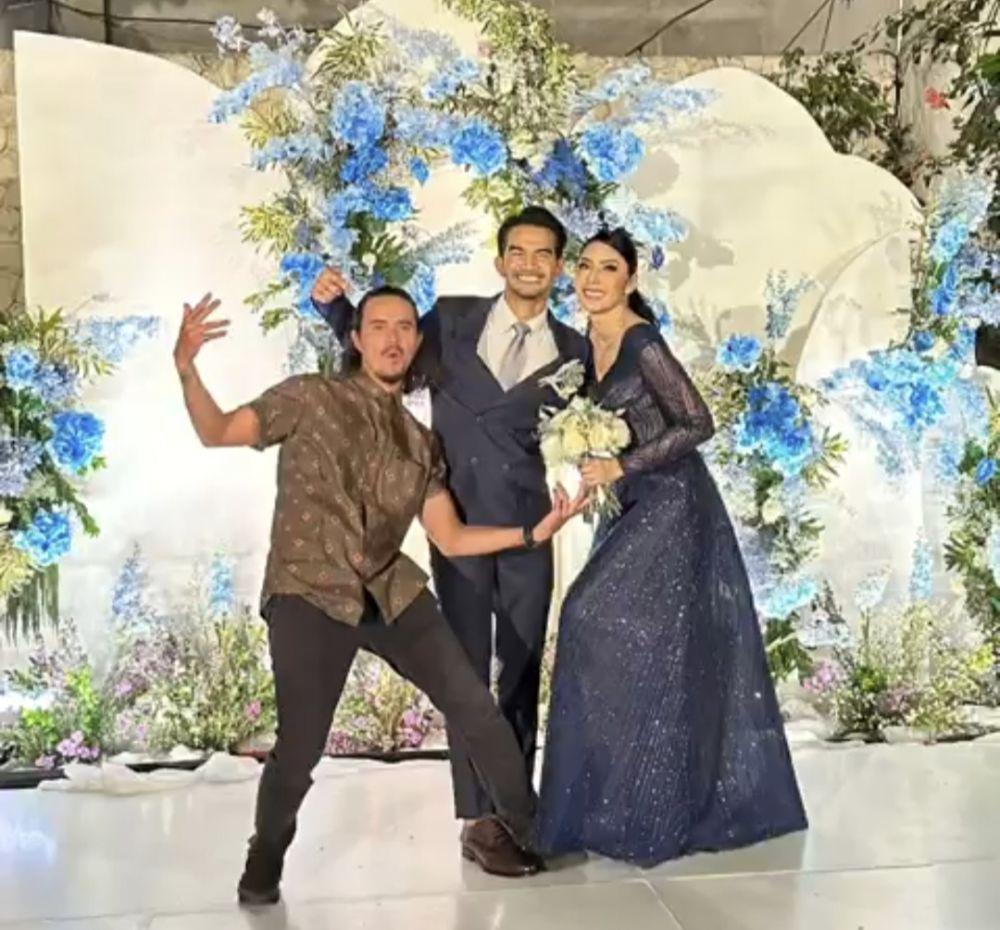 7 Dekorasi Resepsi Pernikahan Tyas Mirasih, Mewah Serba Biru