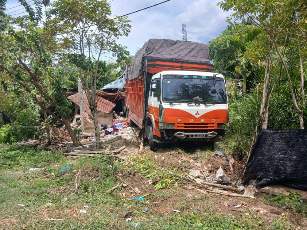 Tak Kuat Menanjak, Truk Pengangkut 22 Ton Barang Hantam Rumah di Aceh