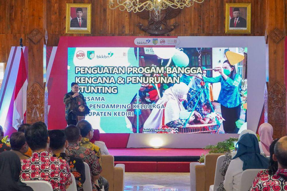 Mas Dhito memberikan arahan dalam acara Penguatan Program Bangga Kencana dan Penurunan Stunting bersama Kepala BKKBN RI, Hasto Wardoyo, Senin (21/8/2023). (Dok. Pemkab Kediri)