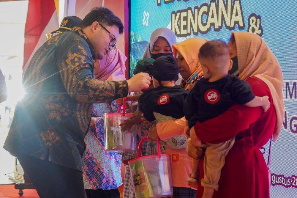 Mas Dhito memberikan bantuan dalam acara Penguatan Program Bangga Kencana dan Penurunan Stunting bersama Kepala BKKBN RI, Hasto Wardoyo, Senin (21/8/2023). (Dok. Pemkab Kediri)