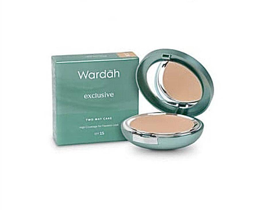 Wardah Exclusive Two Way Cake (shopee.co.id/wardahofficial)