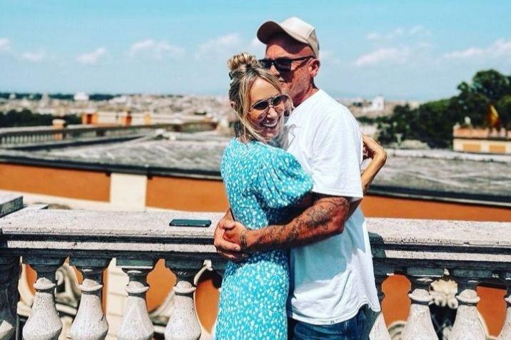8 Potret Mesra Ibu Miley Cyrus dan Aktor Prison Break, Resmi Menikah!