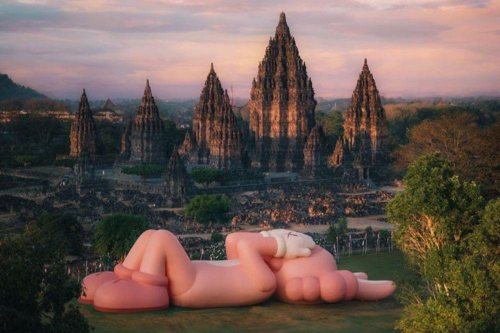 7 Potret Pameran KAWS: HOLIDAY di Asia, Terbaru Ada di Candi Prambanan