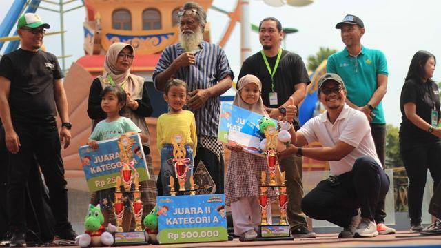 Para pemenang lomba mewarnai Saloka Agustusan di Saloka Theme Park Kabupaten Semarang. (Dok Saloka Theme Park)