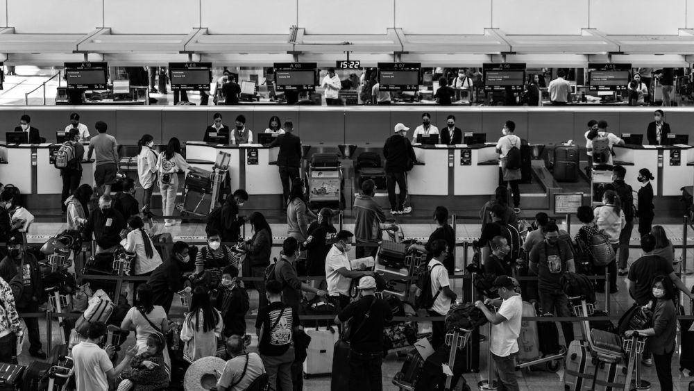 ilustrasi check in di bandara (pexels.com/Earl Andre Roca)