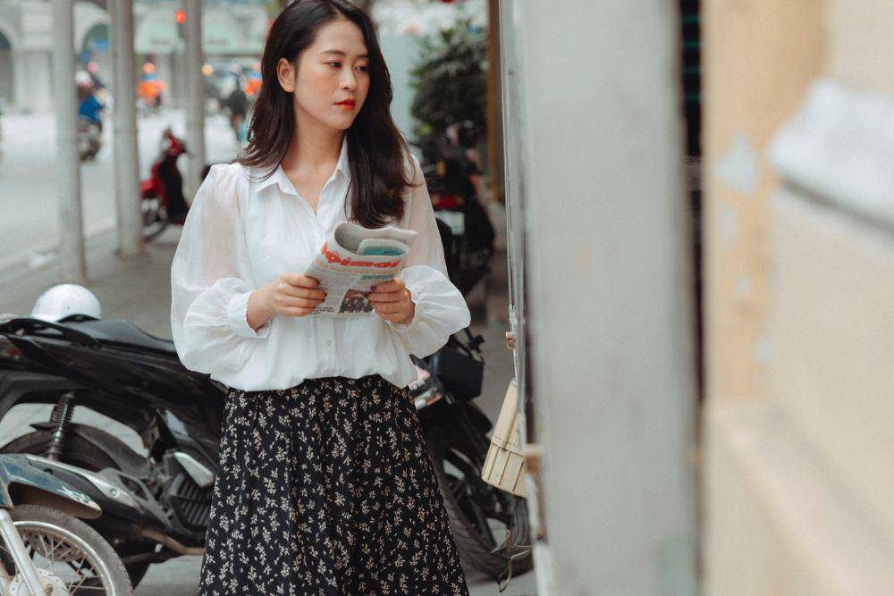 ilustrasi seorang wanita berjalan (pexels.com/HONG SON)