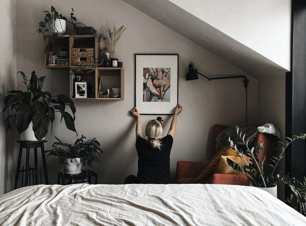 Ilustrasi menempatkan hiasan di kamar (pexels.com/Marlene Leppänen)