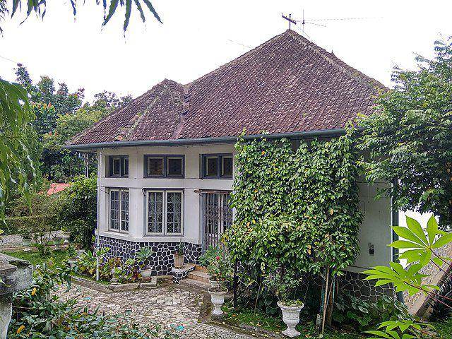 ilustrasi rumah peninggalan Belanda (commons.wikimedia.org/Fandy Aprianto Rohman)