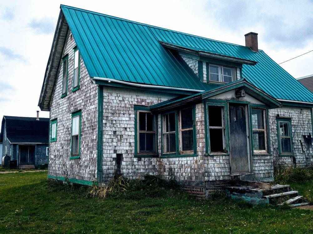 Inspirasi warna cat atap rumah untuk eksterior unik (unsplash.com/Sharman McElrath)
