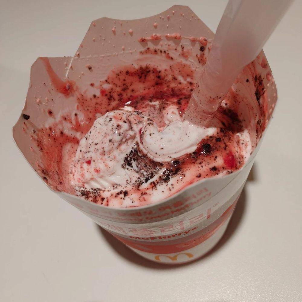 ilustrasi strawberry oreo mcflurry (instagram.com/sooooodal)