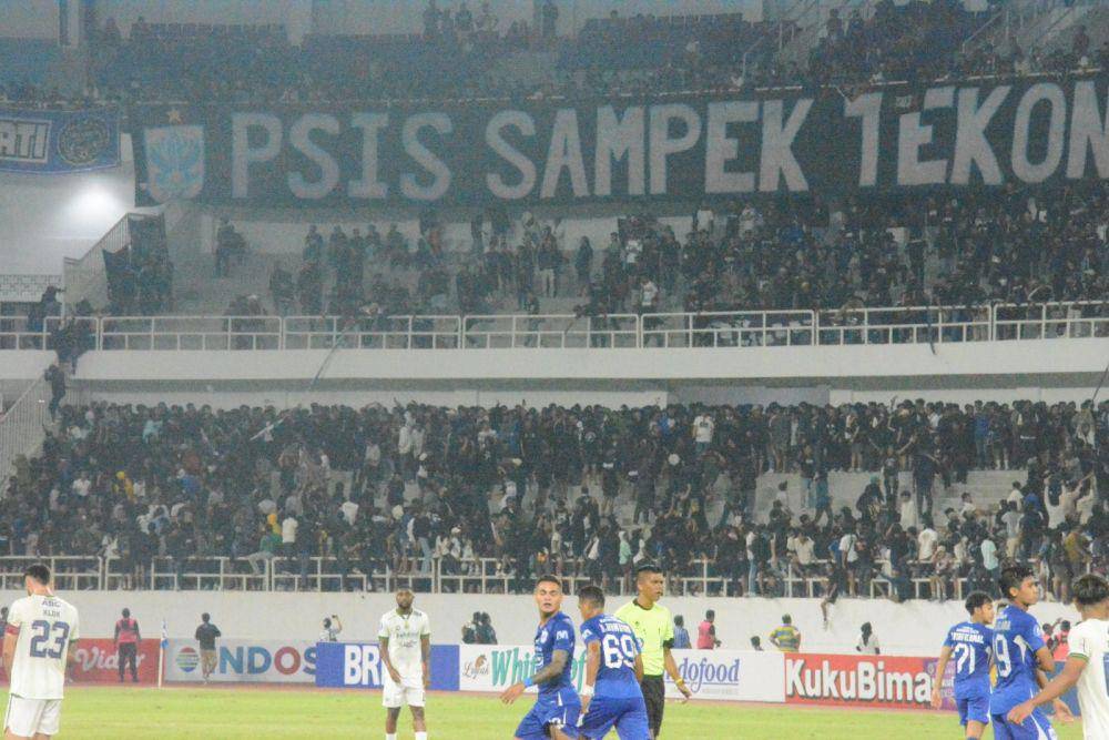 Kerusuhan suporter di laga PSIS vs Persib di Stadion Jatidiri Semarang, Minggu (20/8/2023). (IDN Times/bt)