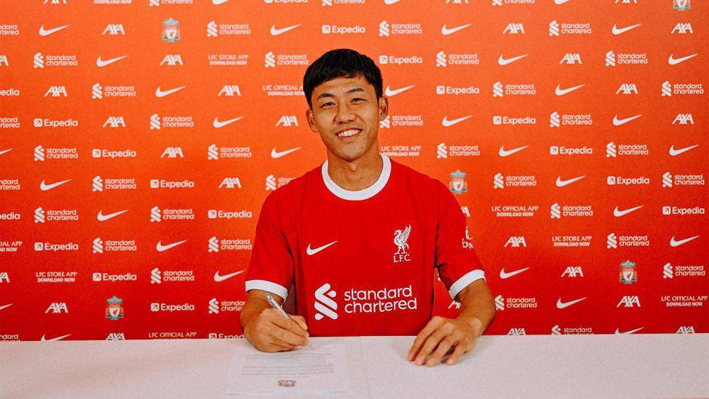 Wataru Endo menandatangani kontrak bersama Liverpool. (liverpoolfc.com)