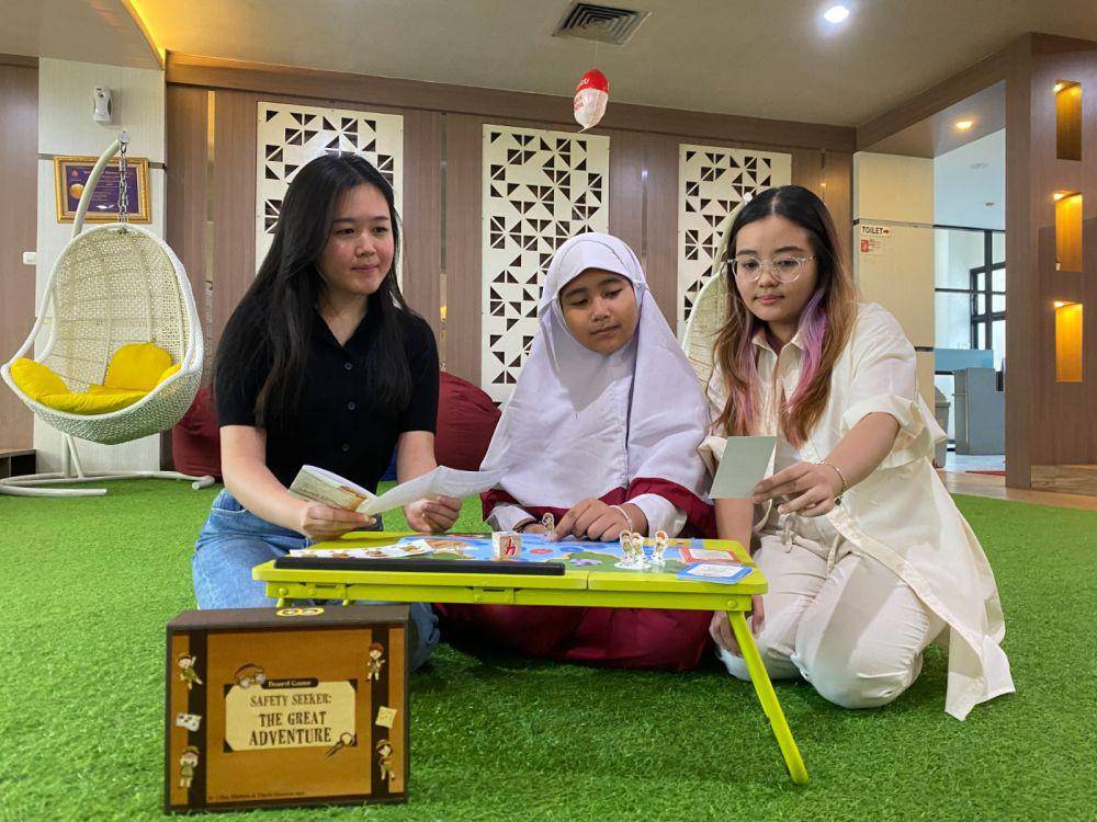 Dua mahasiswa UBAYA buat board game untuk edukasi seksual. (Dok. UBAYA).