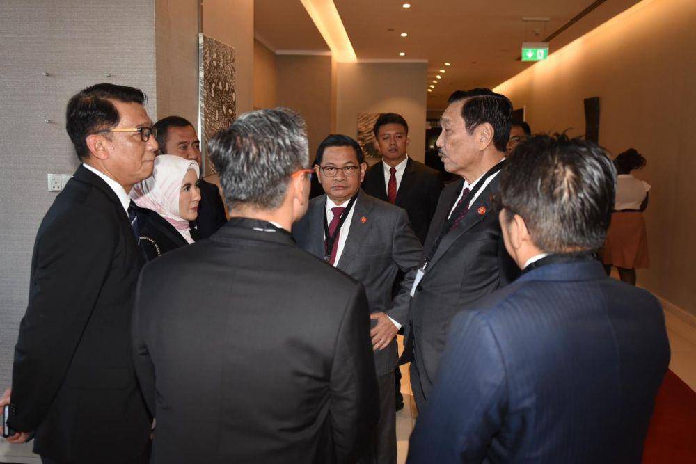 Presiden Jokowi bersama Direktur Utama Pertamina, Nicke Widyawati melakukan sesi foto bersama saat MoU Aliansi Strategis dalam Proyek-Proyek Potensial di Upstream, Midstream, Downstream dan Geothermal yang diselenggarakan di Radisson Blu, Nairobi, Kenya pada Senin (21/8/2023). (dok. Humas Pertamina)