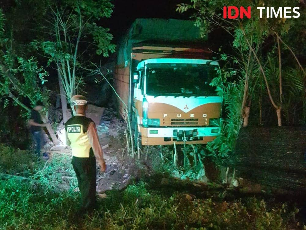 Truk tronton hantam rumah warga di Kabupaten Pidie, Aceh. (Dokumentasi Humas Polres Pidie untuk IDN Times)