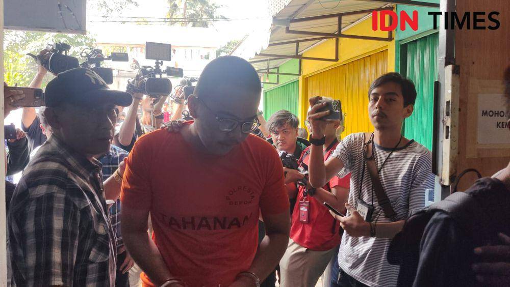 Tersangka Altafasalya saat dibawa ke kost korban pembunuhan di sebuah kost Jalan Palakali, Beji, Kota Depok. (IDNTimes/Dicky)