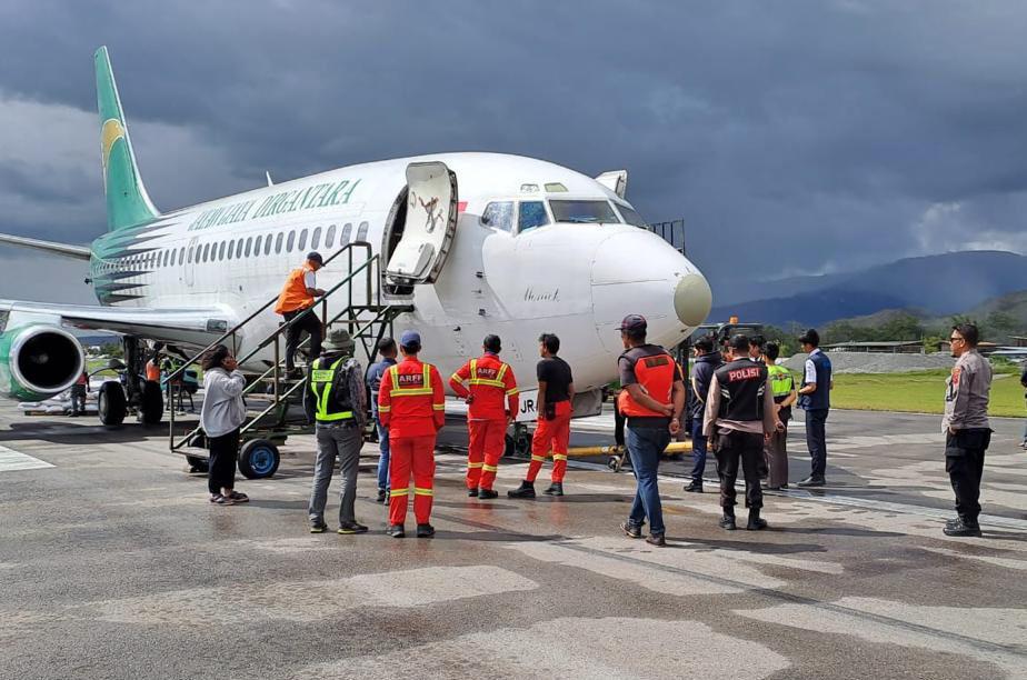 Ban Pesawat Cargo Jayawijaya Dirgantara Bocor saat Landing di Wamena