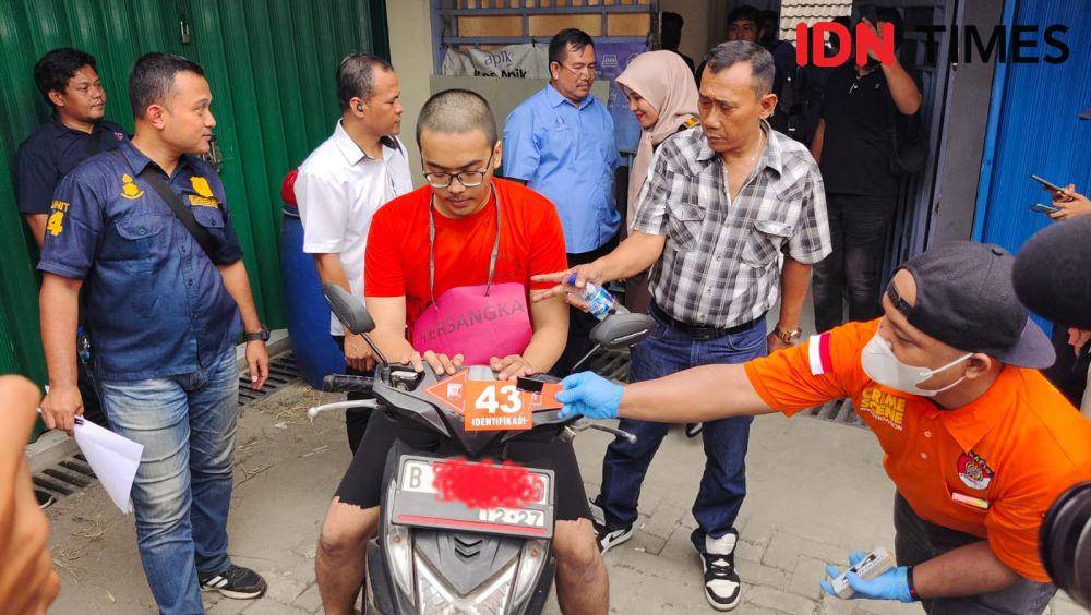 Tersangka Altafsalya memperagakan adegan saat menggunakan motor usai membunuh korban disebuah kost Jalan Palakali, Beji, Kota Depok. (IDNTimes/Dicky)