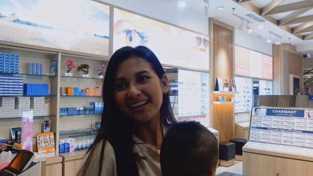Indah Permatasari ajak mertua belanja (youtube.com/@indahpermatasari9555)