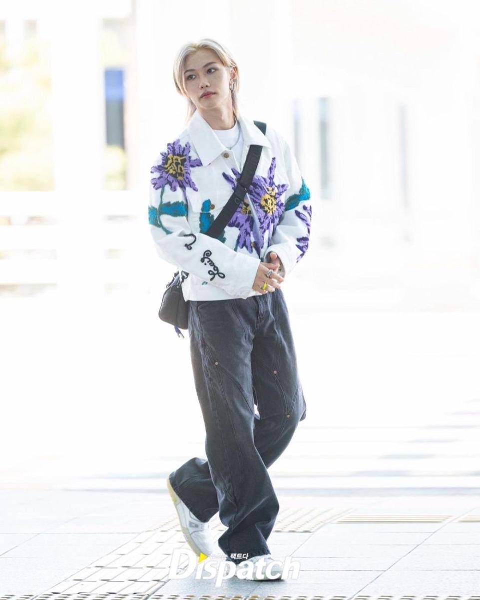 ide OOTD pakai sling bag ala Felix Stray Kids (instagram.com/koreadispatch)