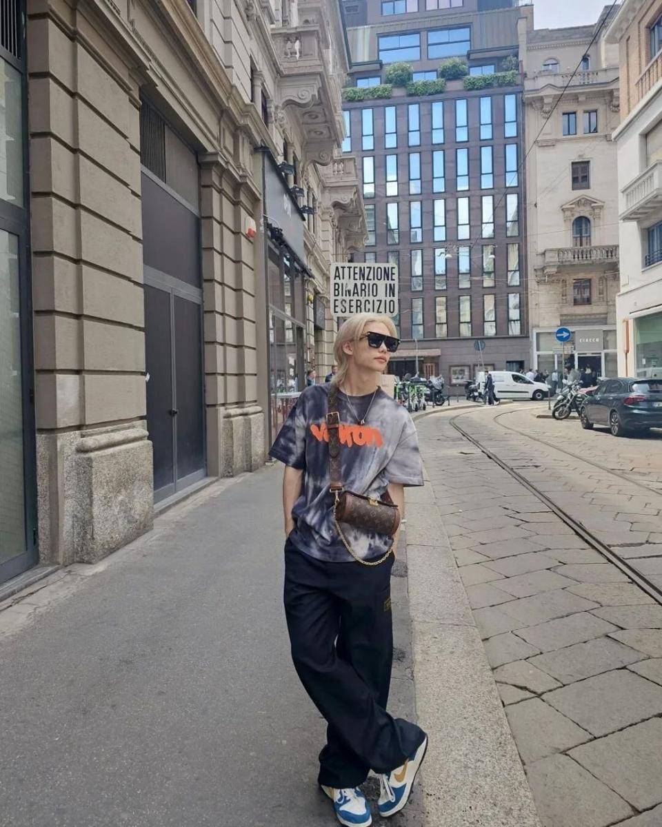 ide OOTD pakai sling bag ala Felix Stray Kids (instagram.com/realstraykids)