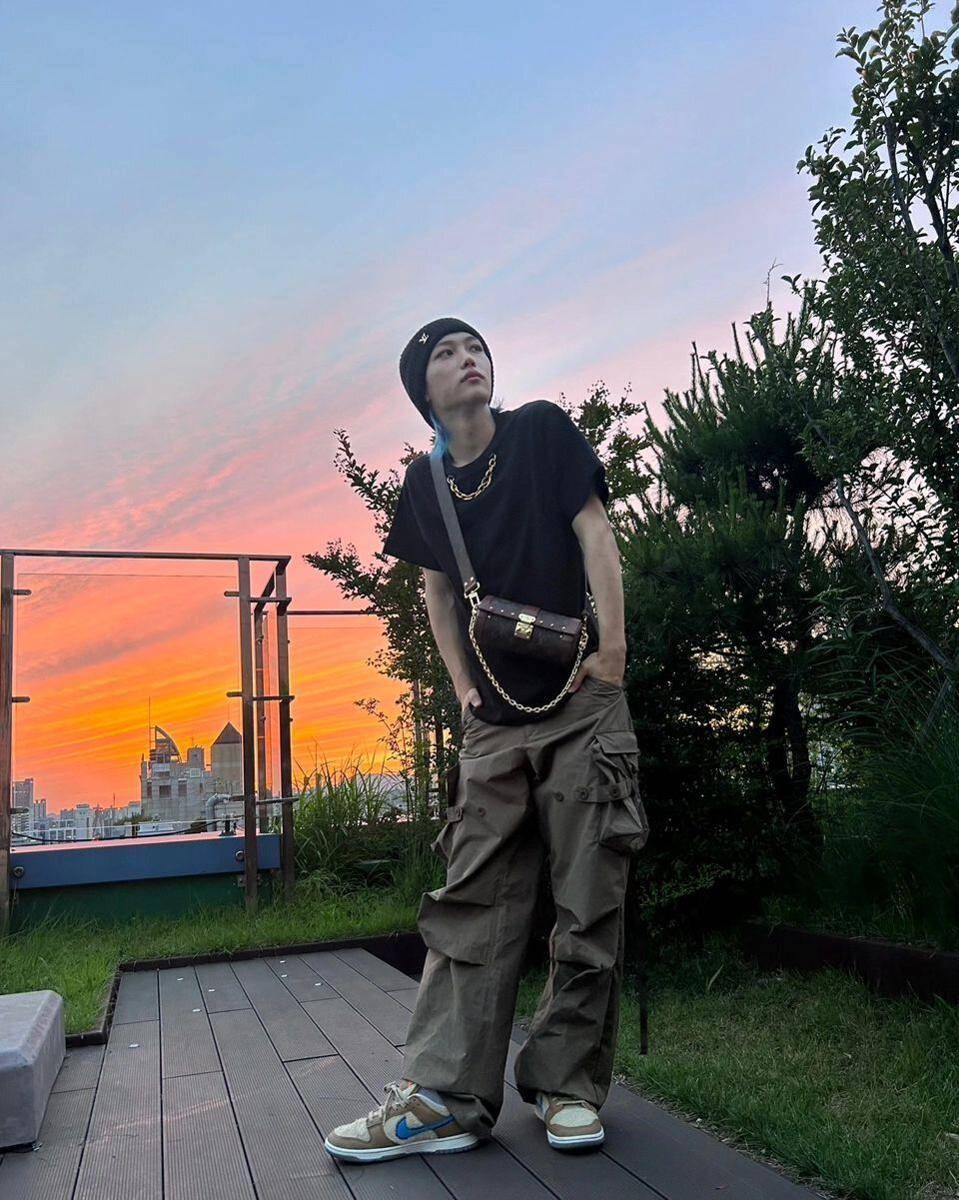 ide OOTD pakai sling bag ala Felix Stray Kids (instagram.com/realstraykids)