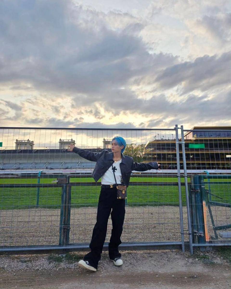 ide OOTD pakai sling bag ala Felix Stray Kids (instagram.com/yong.lixx)