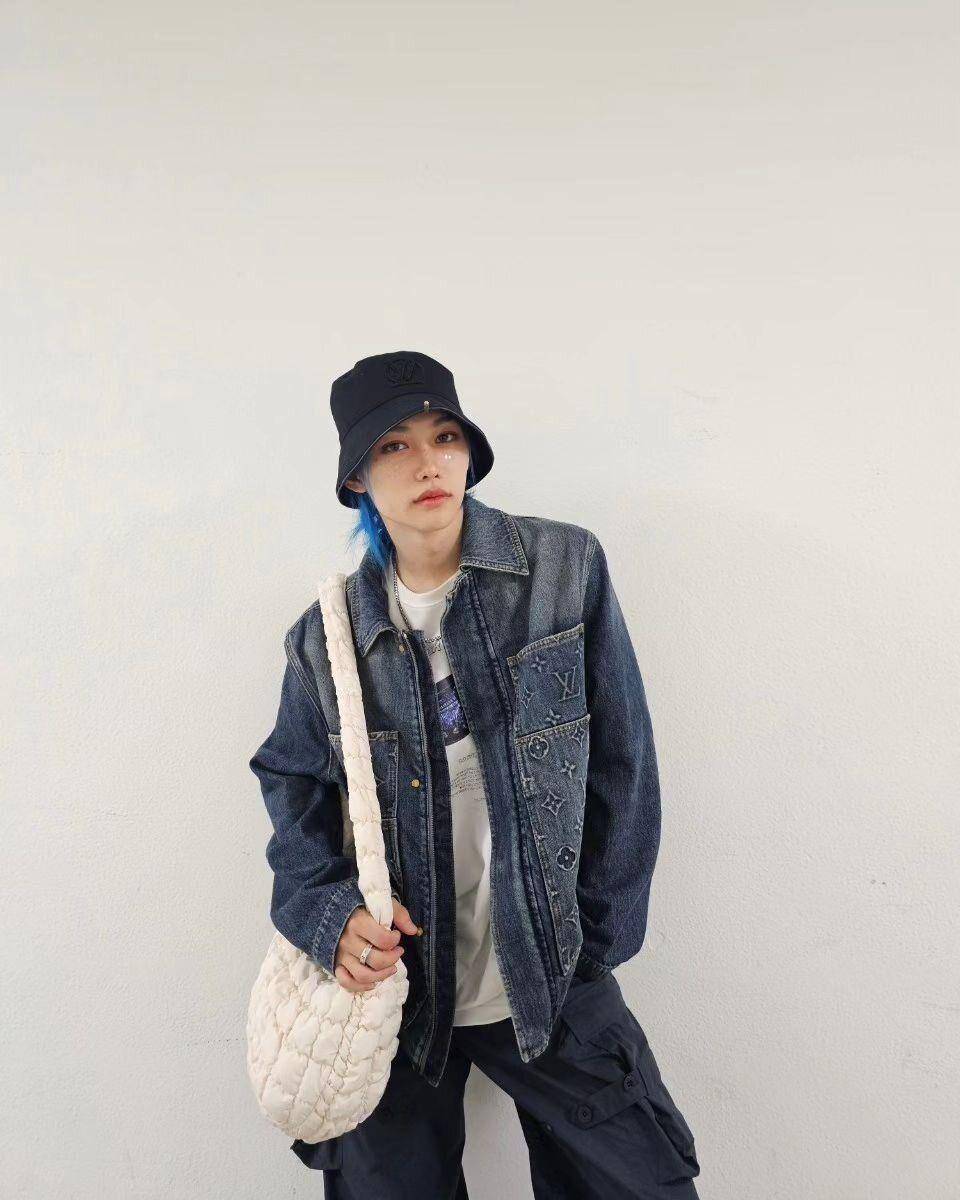 ide OOTD pakai sling bag ala Felix Stray Kids (instagram.com/yong.lixx)