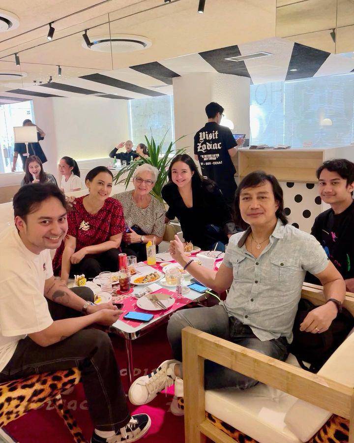 Ira Wibowo bertemu ibunda (Instagram.com/irawbw)